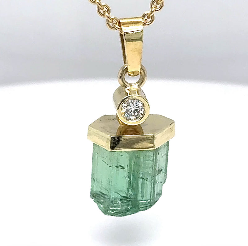 Stilvoller Turmalin Anhänger in 14 Karat Gelbgold mit feinen Brillant - Handarbeit