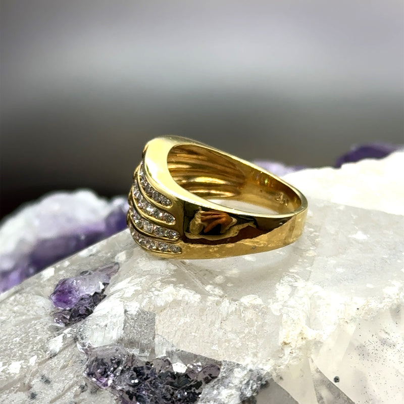 Brede 18 karaat geelgouden ring met zeer fijne diamanten in kanaalzettingen