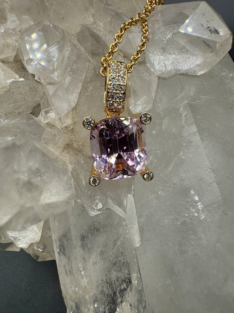 Steinbetonter Anhänger in 14 Karat Gelbgold mit rosa Kunzit & Brillanten