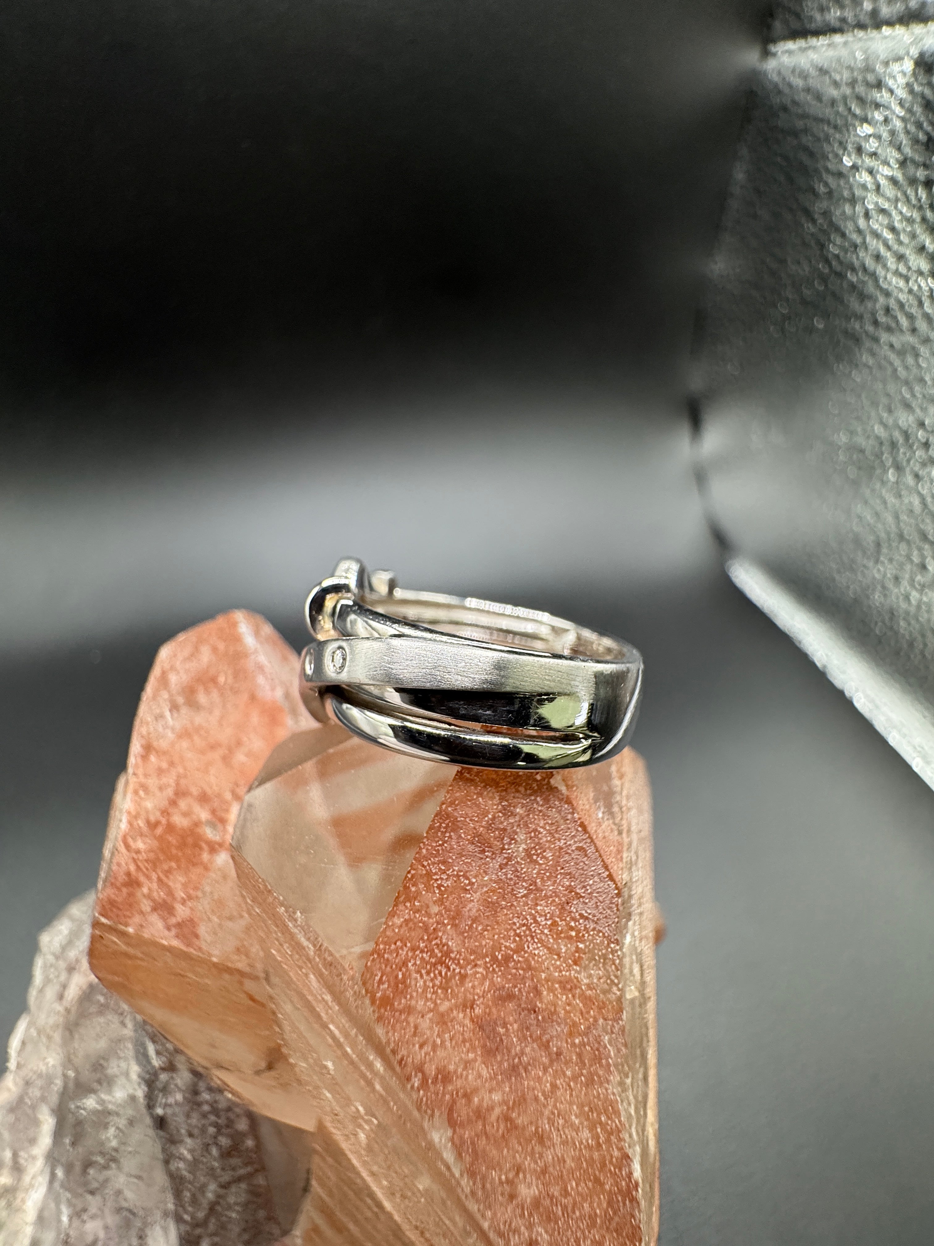 Ausgefallener Ring in 14 Karat Weißgold mit Brillanten