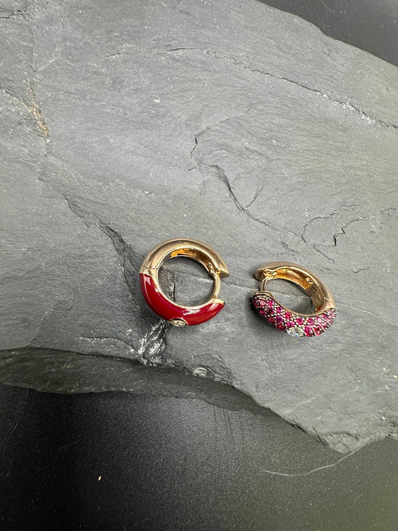 Adolfo Courrier Ohrringe in 18 Karat Roségold mit Rubinen, Emaille & Brillanten