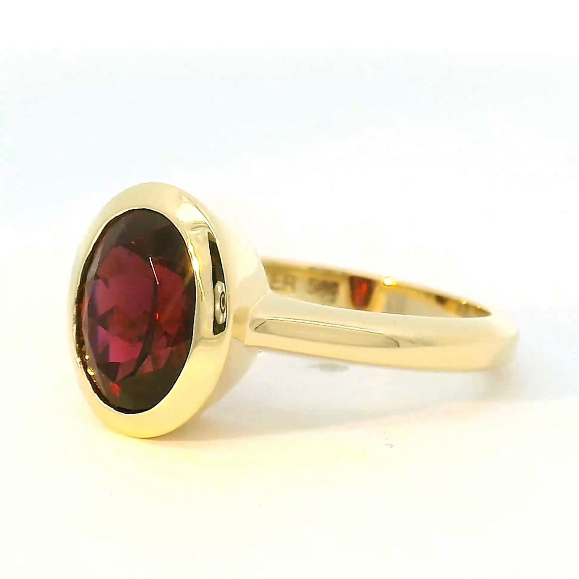 Edler Ring in 14 Karat Gelbgold mit rotem Granat von R. H. Becker