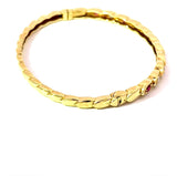 Zeitloser Armreif in 14 Karat Gelbgold mit Rubinen und Brillanten