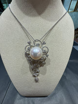 Unique pendant in 18 carat white gold with a large South Sea pearl and brilliant-cut diamonds