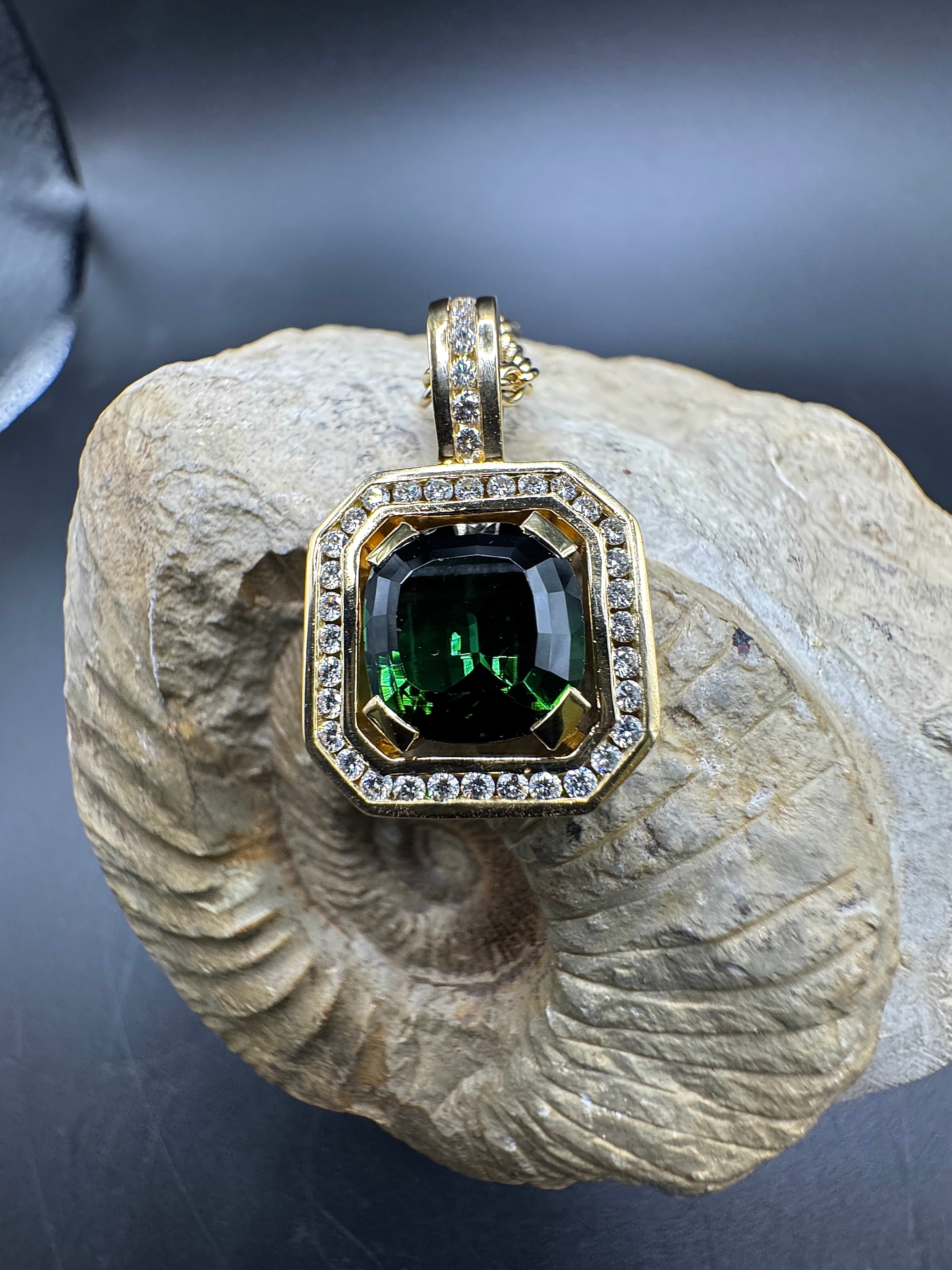 Goldbaur Anhänger in 18 Karat Gelbgold mit feinem Turmalin & Brillanten