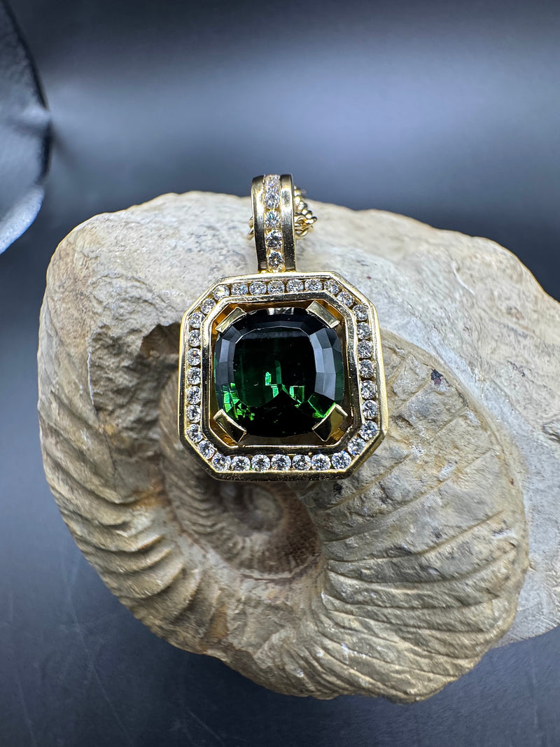 Goldbaur Anhänger in 18 Karat Gelbgold mit feinem Turmalin & Brillanten