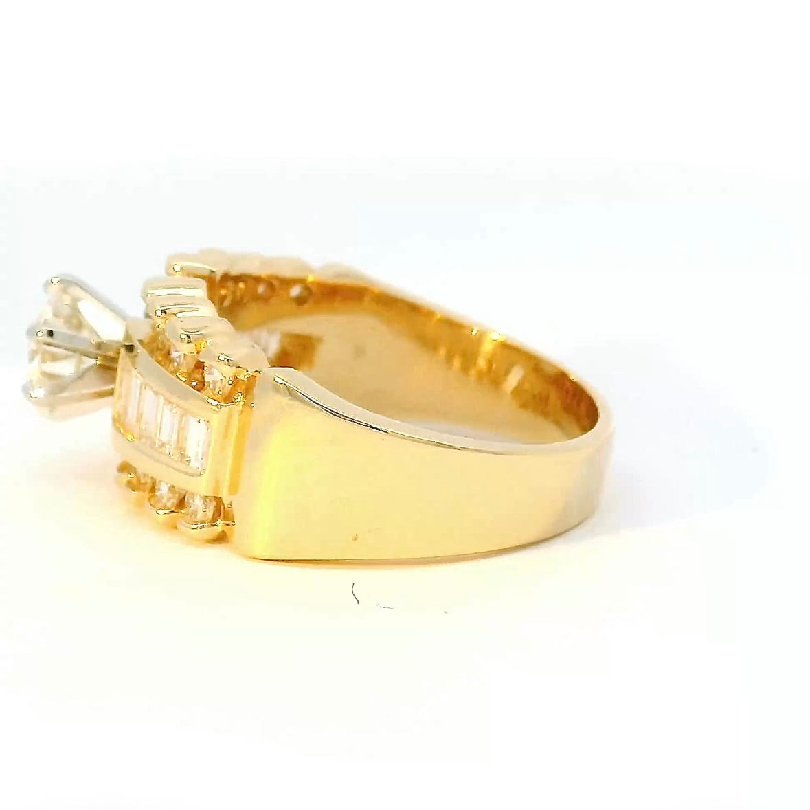 Dominanter Solitär Ring in 14 Karat Gelbgold mit Brillanten & Diamant-Baguettes