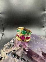 Dominanter Ring in 18 Karat Gelbgold mit Rubinen, Smaragden & Brillanten