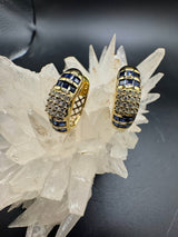 Wirkungsvolle Kreolen in 18 Karat Gelbgold mit Brillanten & Saphiren