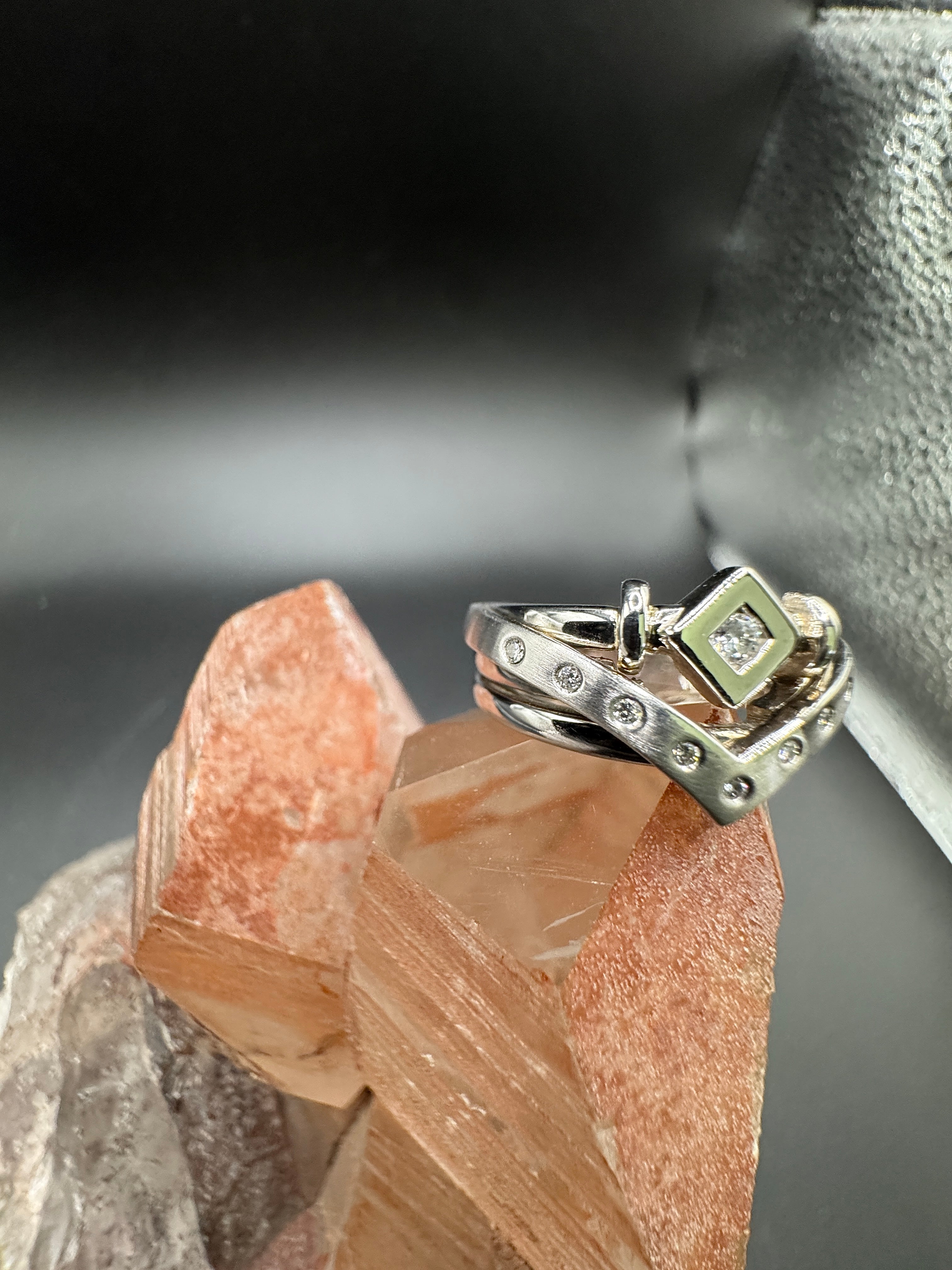Ausgefallener Ring in 14 Karat Weißgold mit Brillanten