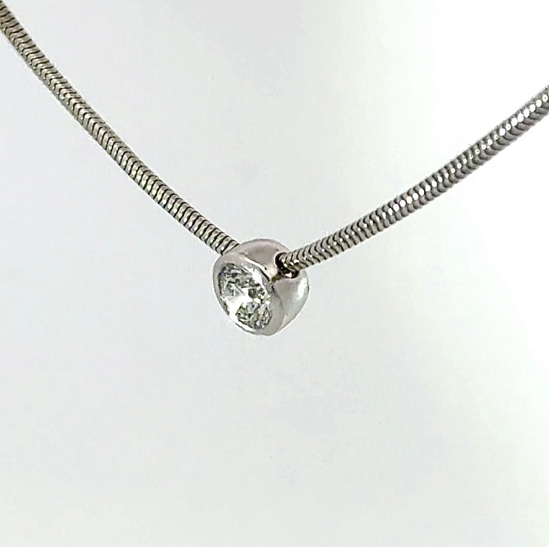 Zeitloser Solitär-Anhänger in 18 Karat Weißgold mit Brillant & Schlangenkette