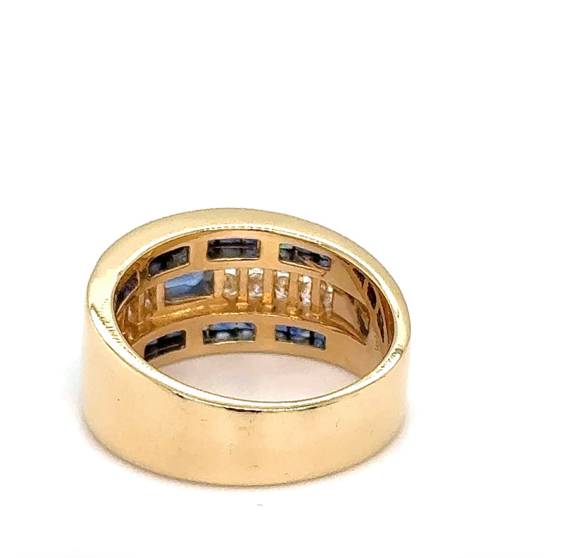 Ausgefallener Ring in 18 Karat Gelbgold mit leuchtend blauen Saphiren und Brillanten