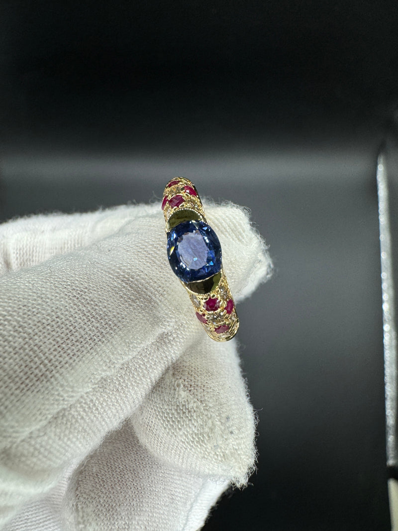 Edler Ring in 18 Karat Gelbgold mit hochfeinen Saphir, Brillanten & Rubine
