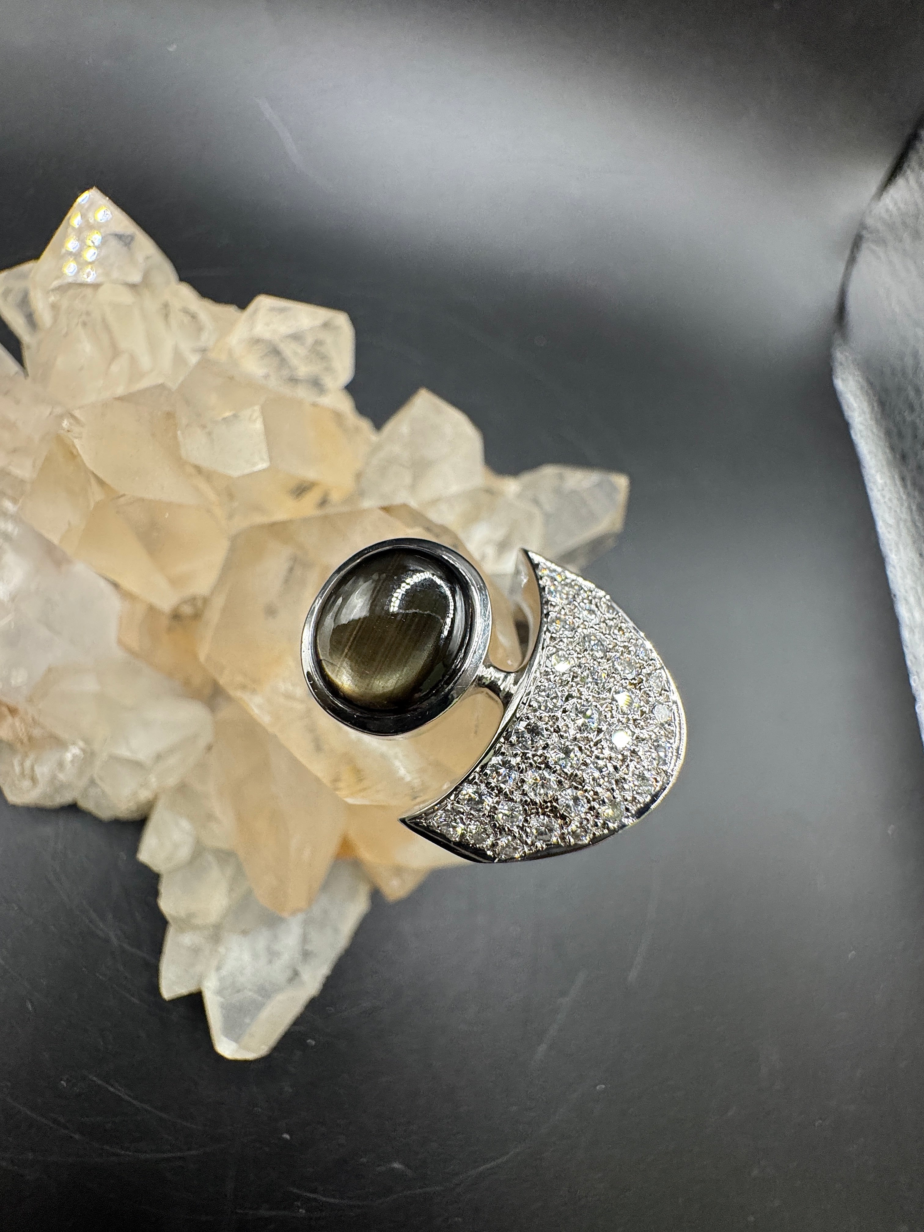 Handgemaakte witgouden ring van 18 karaat met briljant geslepen diamanten &amp; maansteen