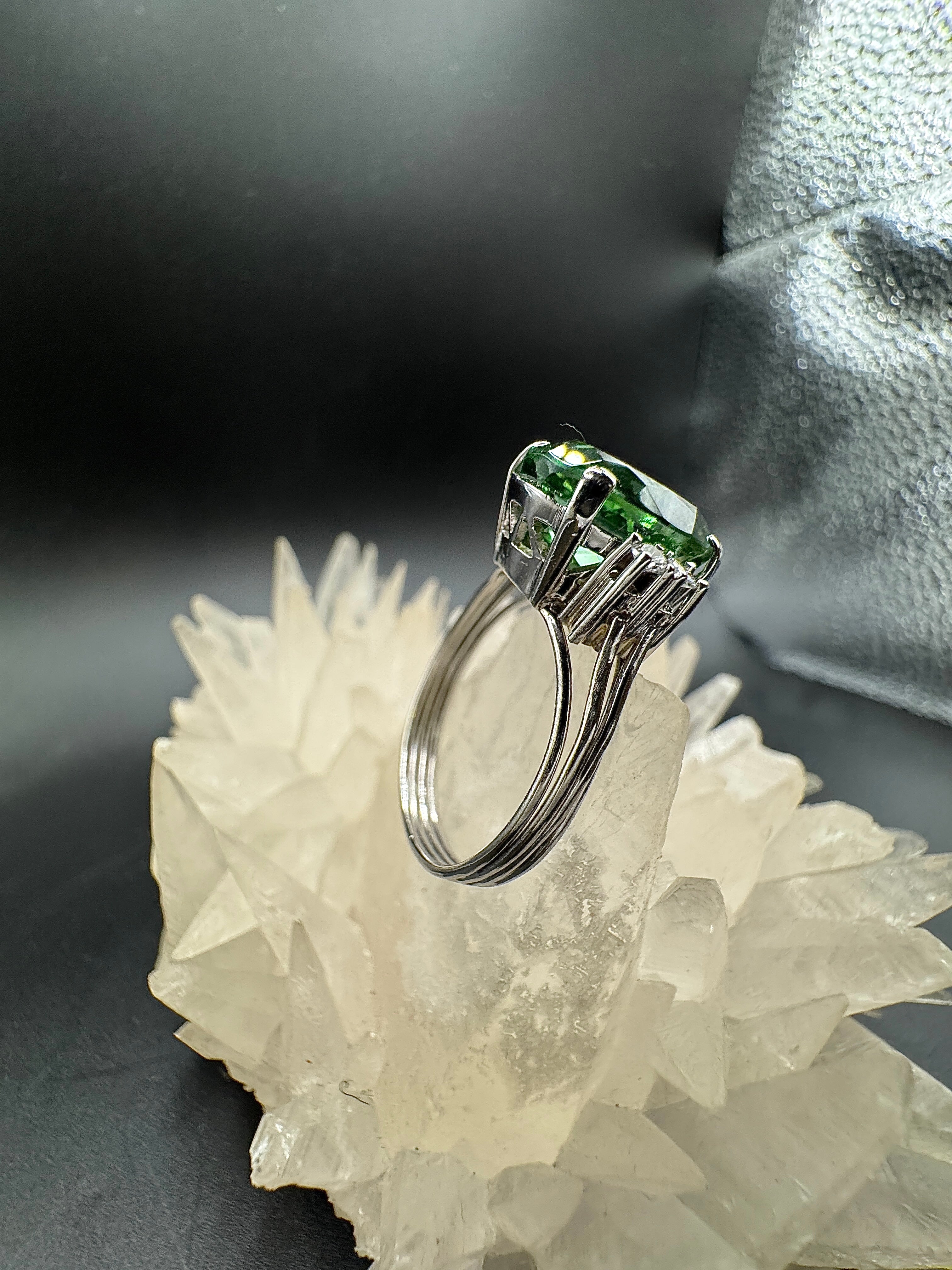 Zeitloser Vintage-Ring in 18 Karat Weißgold mit grünem Turmalin & Brillanten