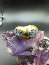 Handgefertigter 18 Karat Gelbgold Ring mit außergewöhnlichen Bicolor-Saphiren