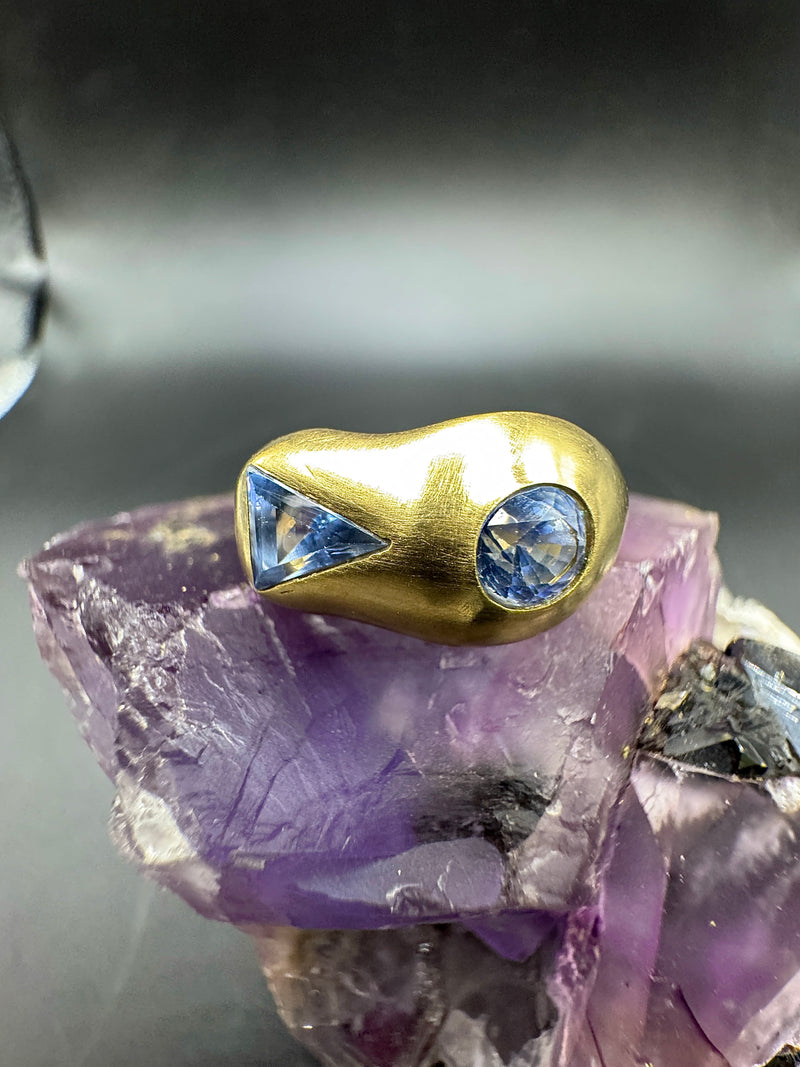 Handgefertigter 18 Karat Gelbgold Ring mit außergewöhnlichen Bicolor-Saphiren