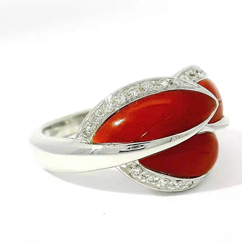 Edler Ring in 18 Karat Weißgold mit leuchtender Koralle & Brillanten