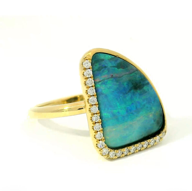 Moderner Ring in 14 Karat Gelbgold mit australischem Opal & Brillanten