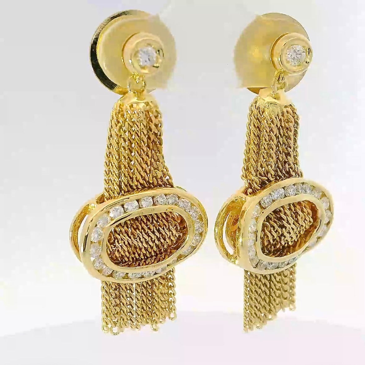 Außergewöhnliche Ohrringe in 18 Karat Gelbgold mit feinsten Brillanten
