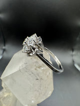Zeitloser Cocktail Ring in 14 Karat Weißgold mit feinen Brillanten
