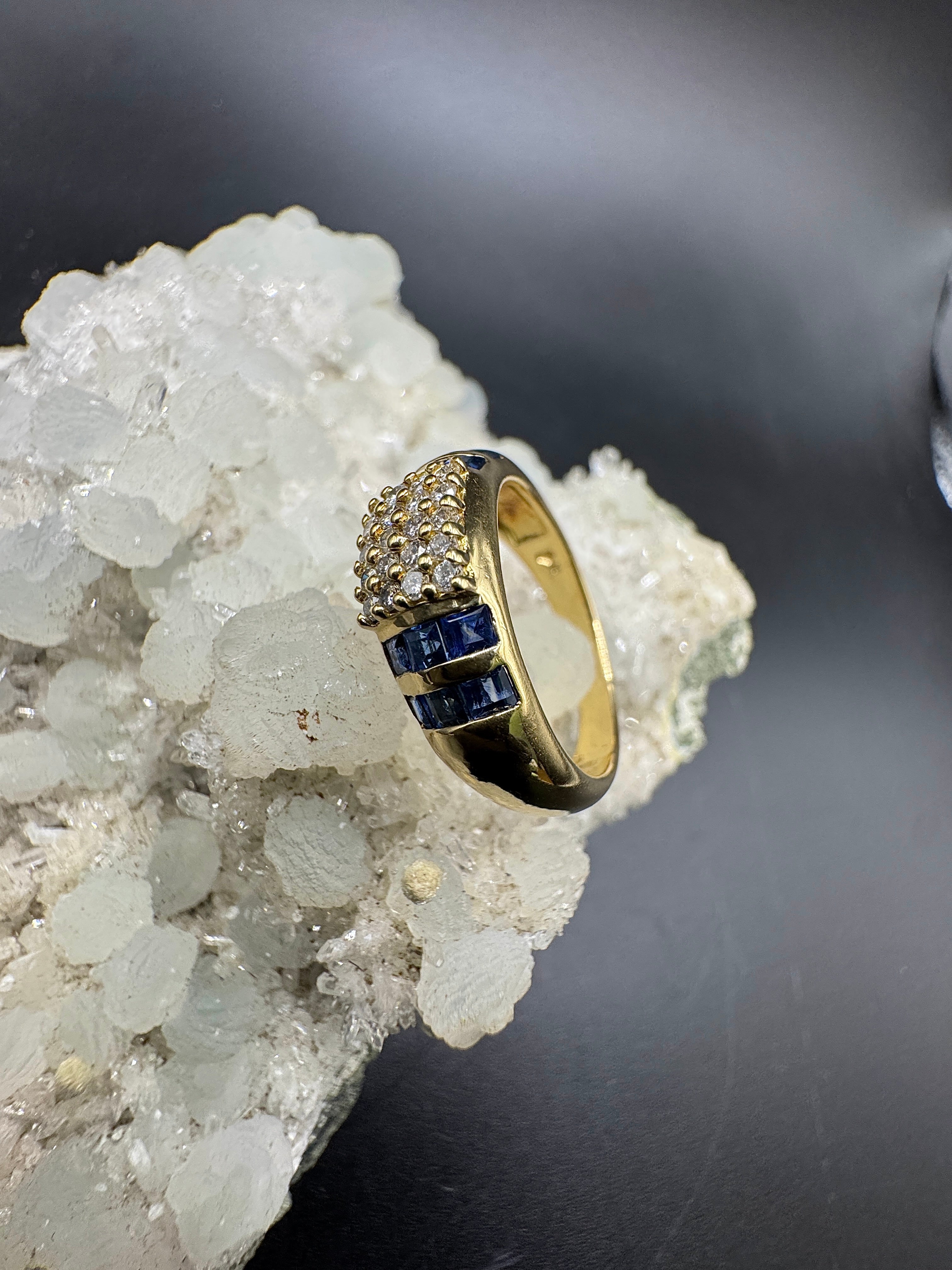 Edler Ring in 18 Karat Gelbgold mit feinen Brillanten & Saphiren