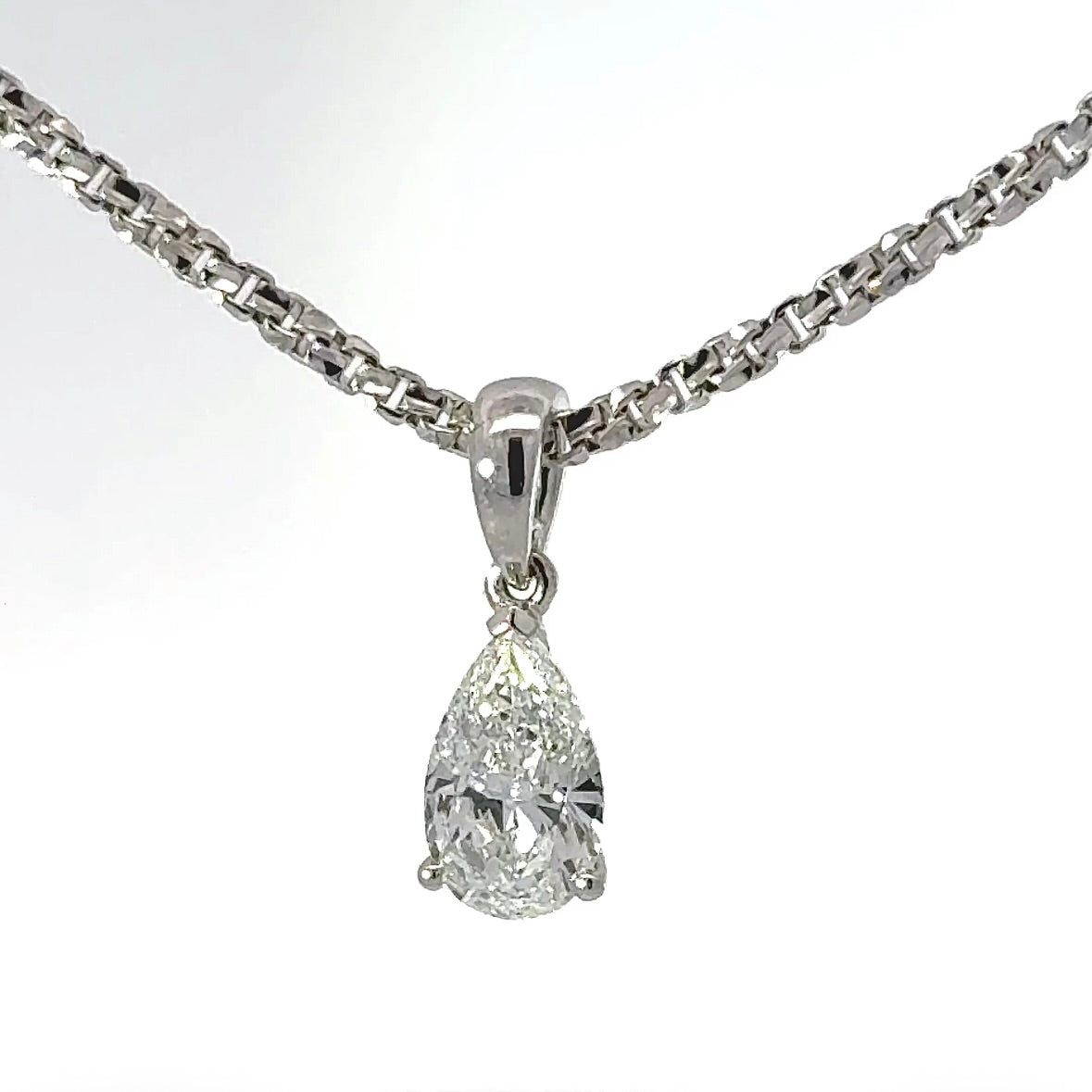 Elegant solitaire pendant in 18 carat white gold with IF brilliant in River (E)