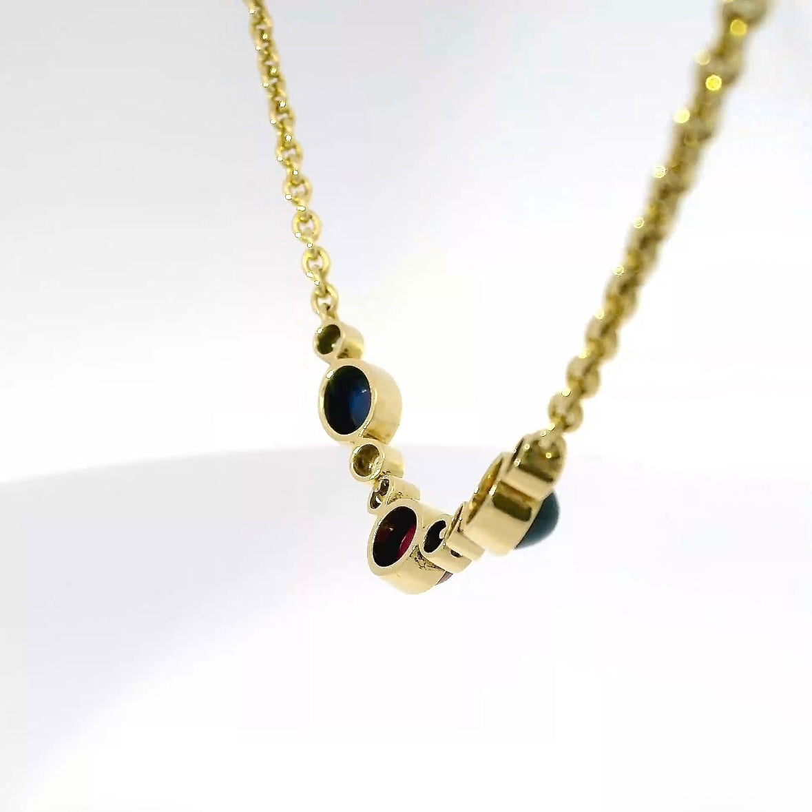 Edles Collier in 18 Karat Gelbgold mit Rubin, Saphiren & Brillanten