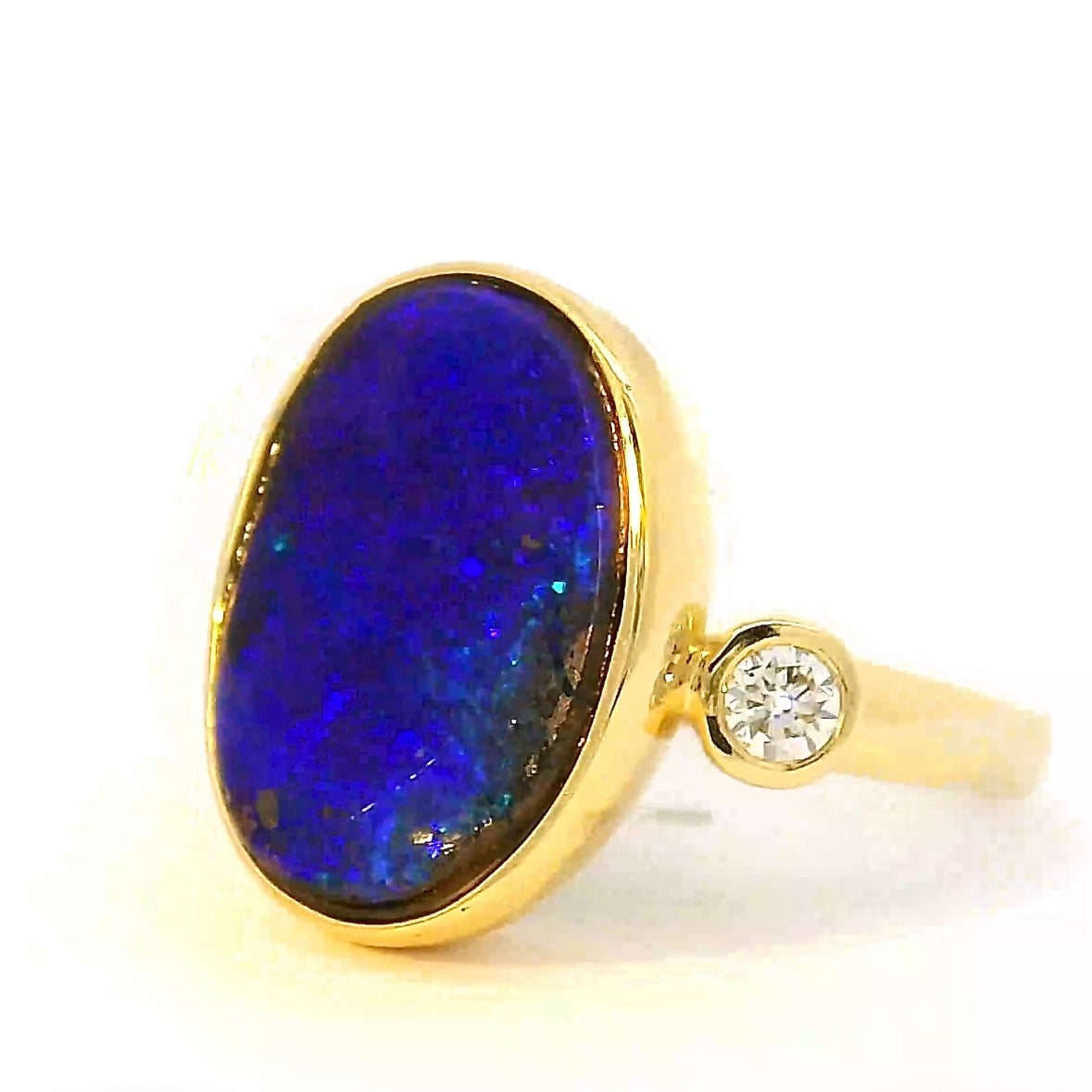 Eleganter Opalring in 18 Karat Gelbgold mit feinen Brillanten