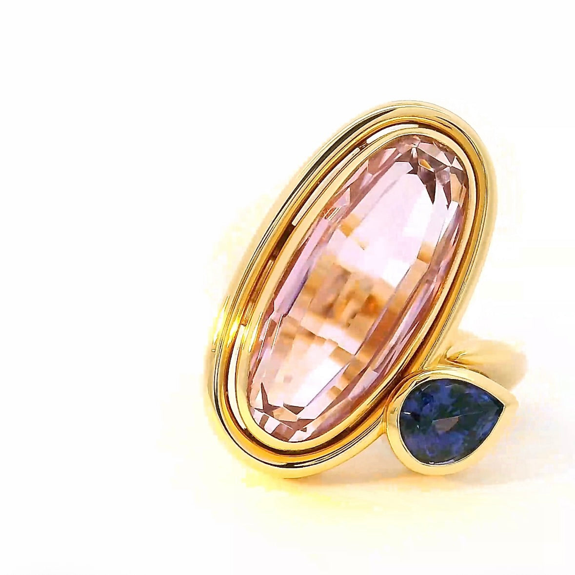 Handgefertigter Ring in 18 Karat Gelbgold mit Kunzit & Tansanit