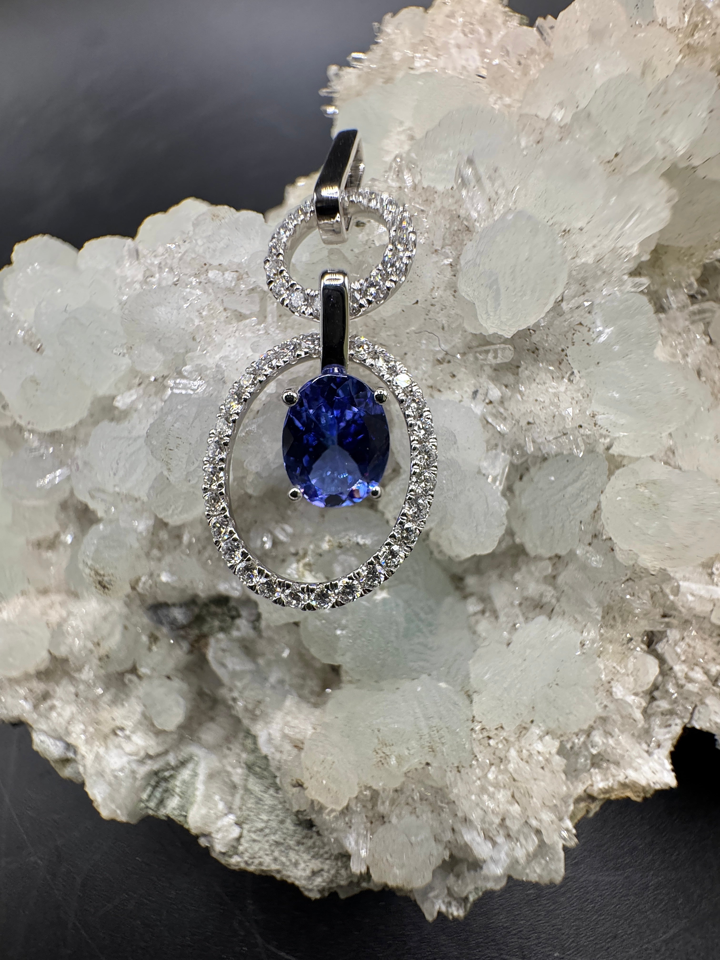 Fancy pendant in 14k white gold with tanzanite & brilliant-cut diamonds