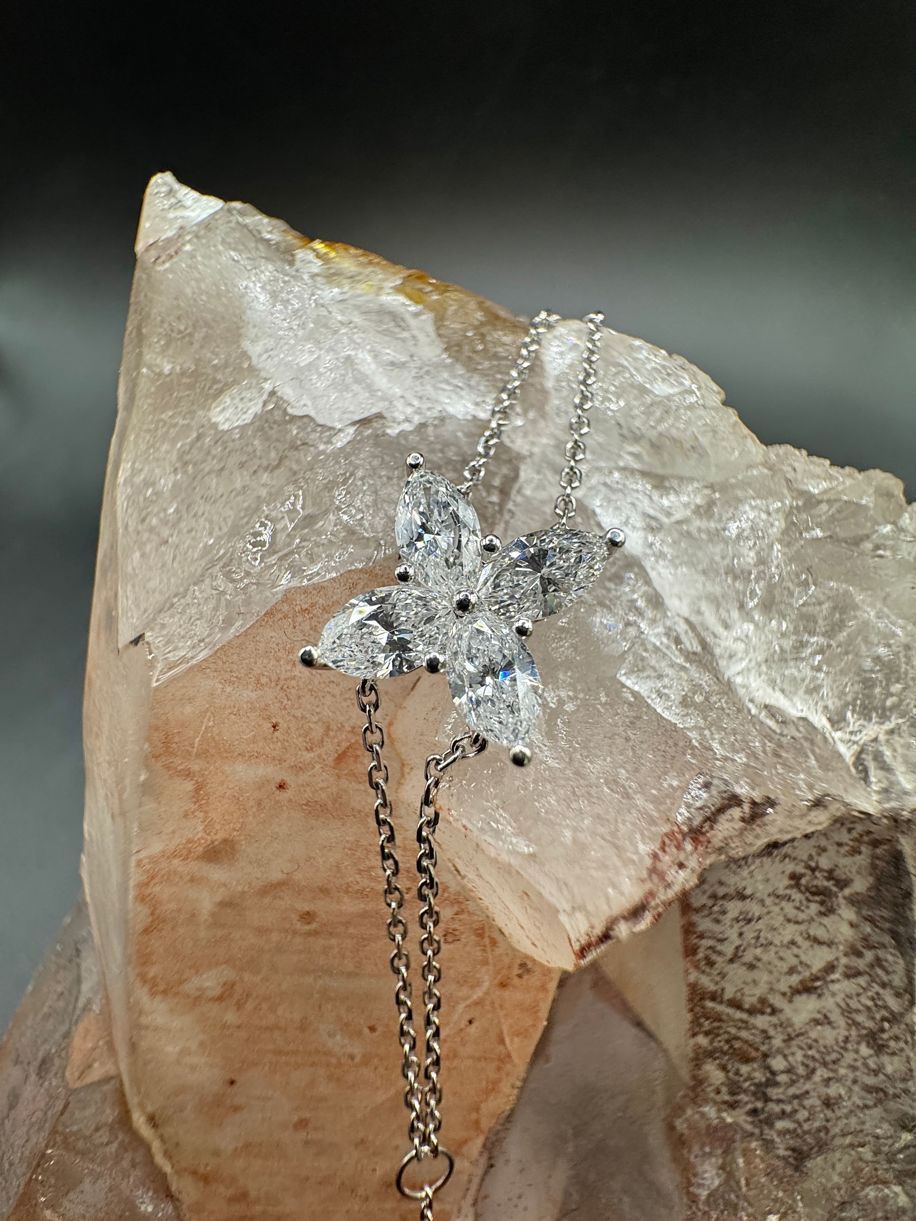 Modern designer bracelet in 18 carat white gold with brilliant-cut navettes
