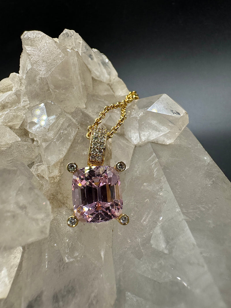 Steinbetonter Anhänger in 14 Karat Gelbgold mit rosa Kunzit & Brillanten