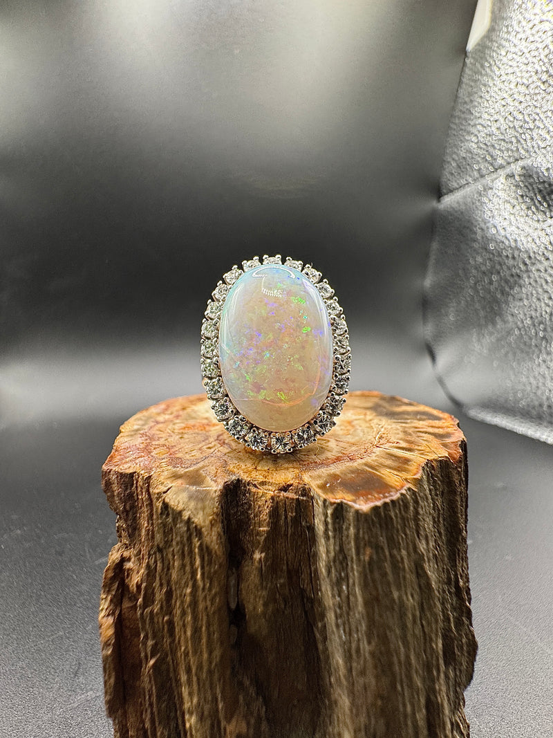 Hochfeiner Cocktailring in 18 Karat Weißgold mit austral. Opal & Brillanten
