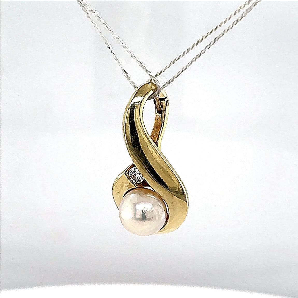 Eleganter Vintage-Anhänger in 14 Karat Gelbgold mit Brillant und Akoya-Perle