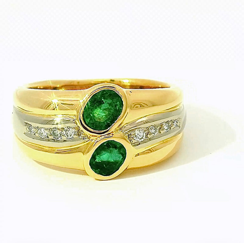 Handgefertigter Ring in 18 Karat Gelbgold mit Smaragden & Brillanten