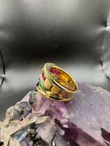 Dominanter Ring in 18 Karat Gelbgold mit Rubinen, Smaragden & Brillanten