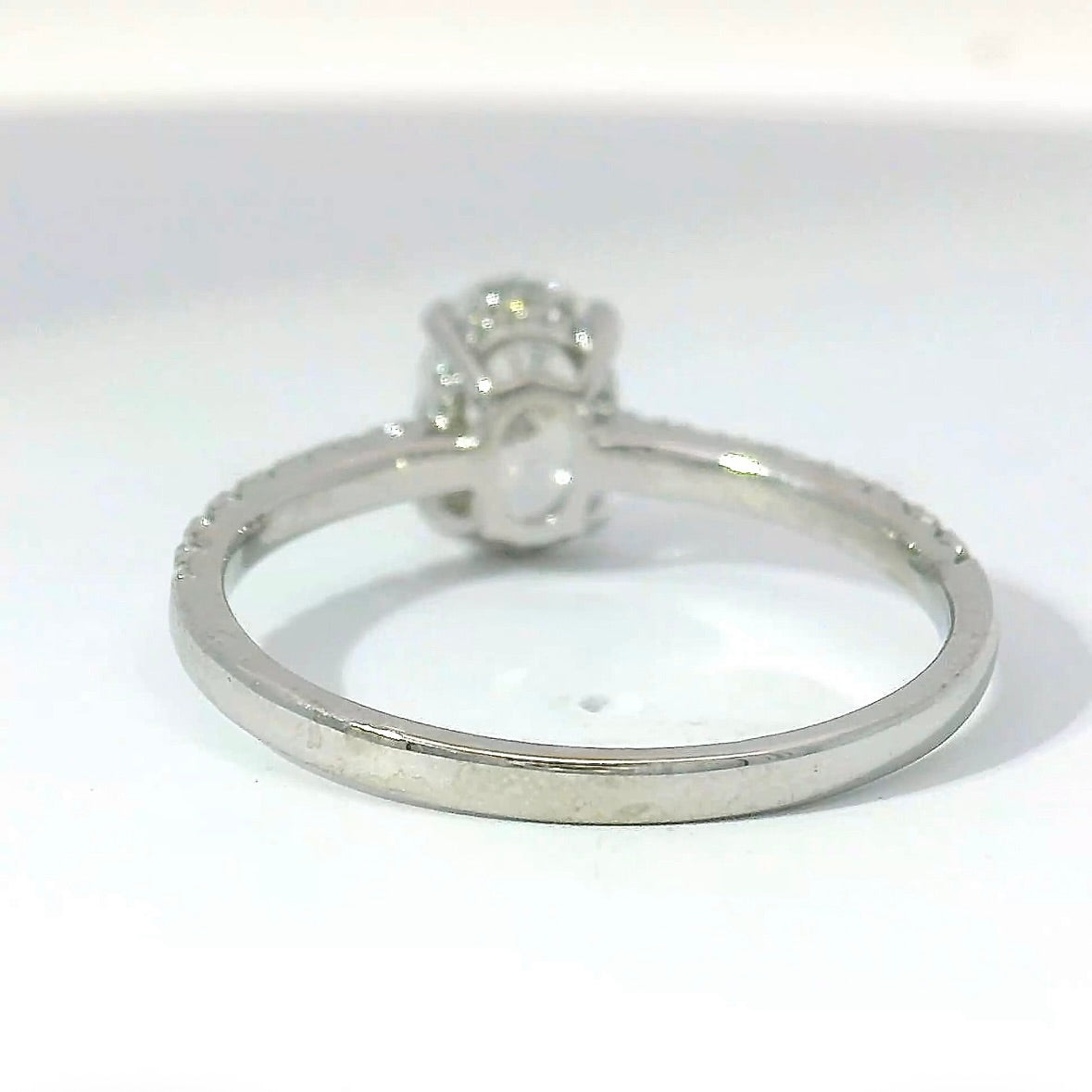 Wunderschöner Ring in 18 Karat Weißgold mit ovalem Brillanten & Pavé-Besatz