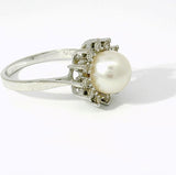 Zeitloser Entourage-Ring in 14 Karat Weißgold mit Akoya-Perle und Diamanten