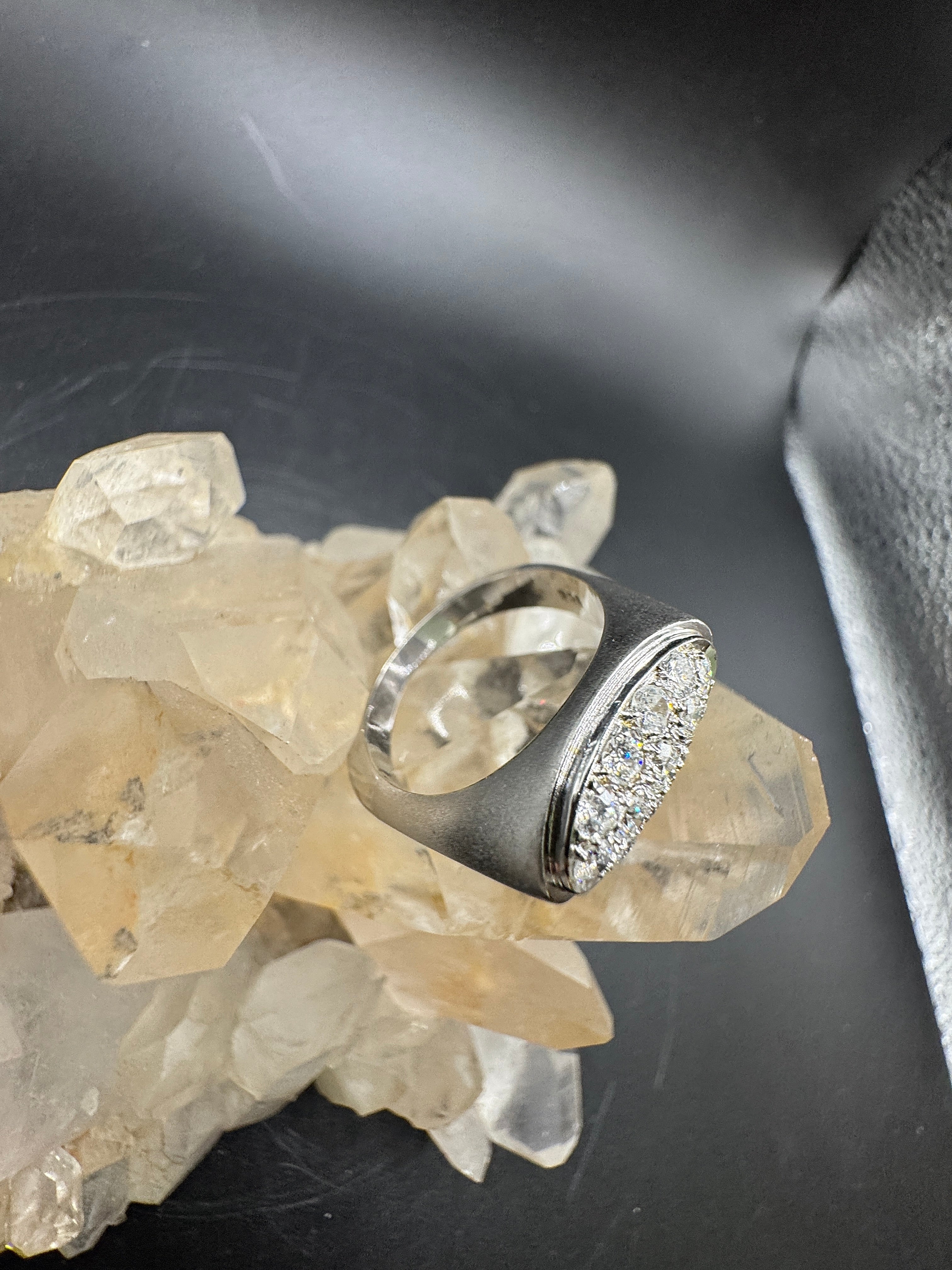 Massieve 18k witgouden ring bezet met zeer fijne pavé briljant geslepen diamanten