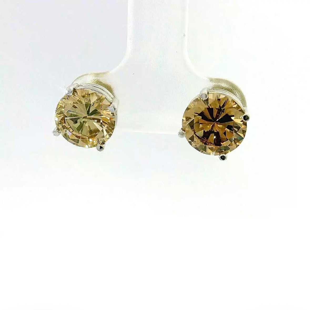 Riesige Brillantstecker in 18 Karat Weißgold mit fancy Brillanten