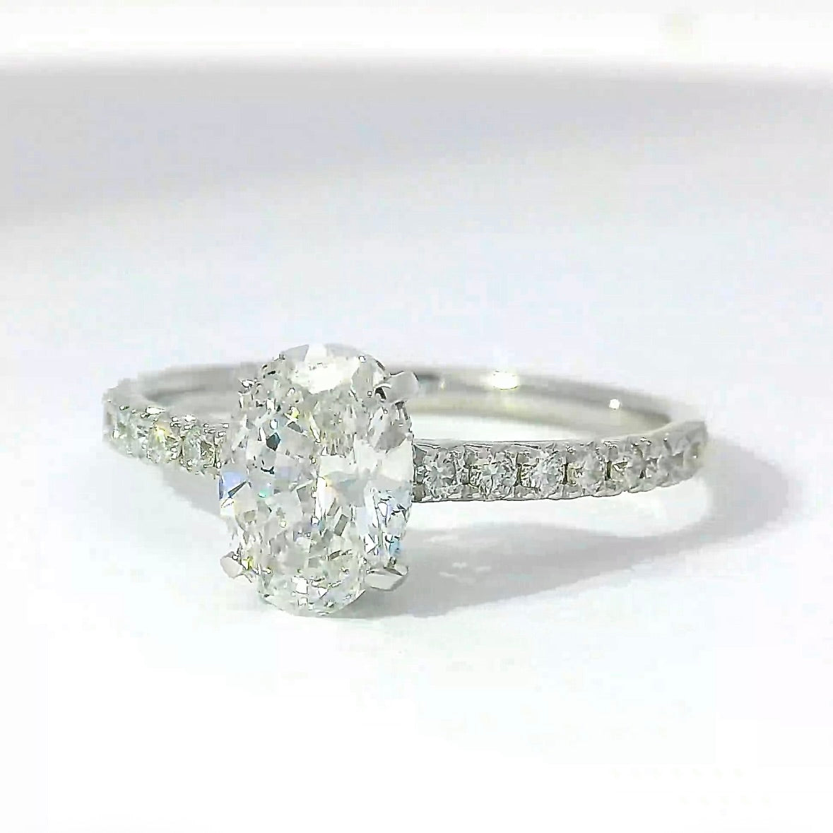 Wunderschöner Ring in 18 Karat Weißgold mit ovalem Brillanten & Pavé-Besatz