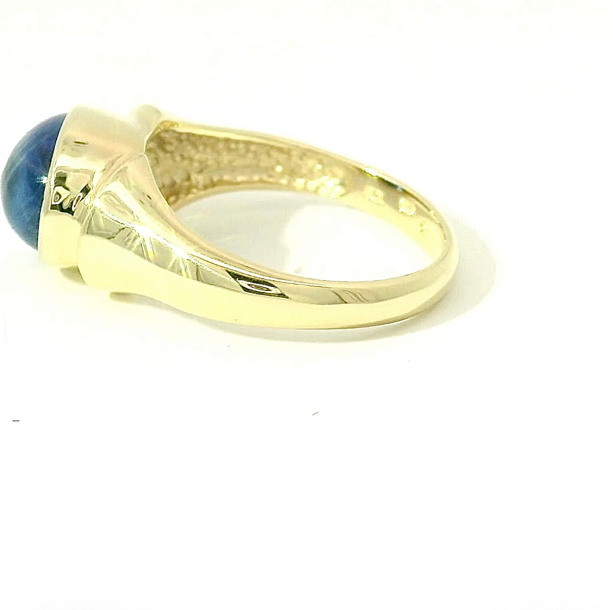 Zeitloser Ring in 9 Karat Gelbgold mit Saphir-Cabochon