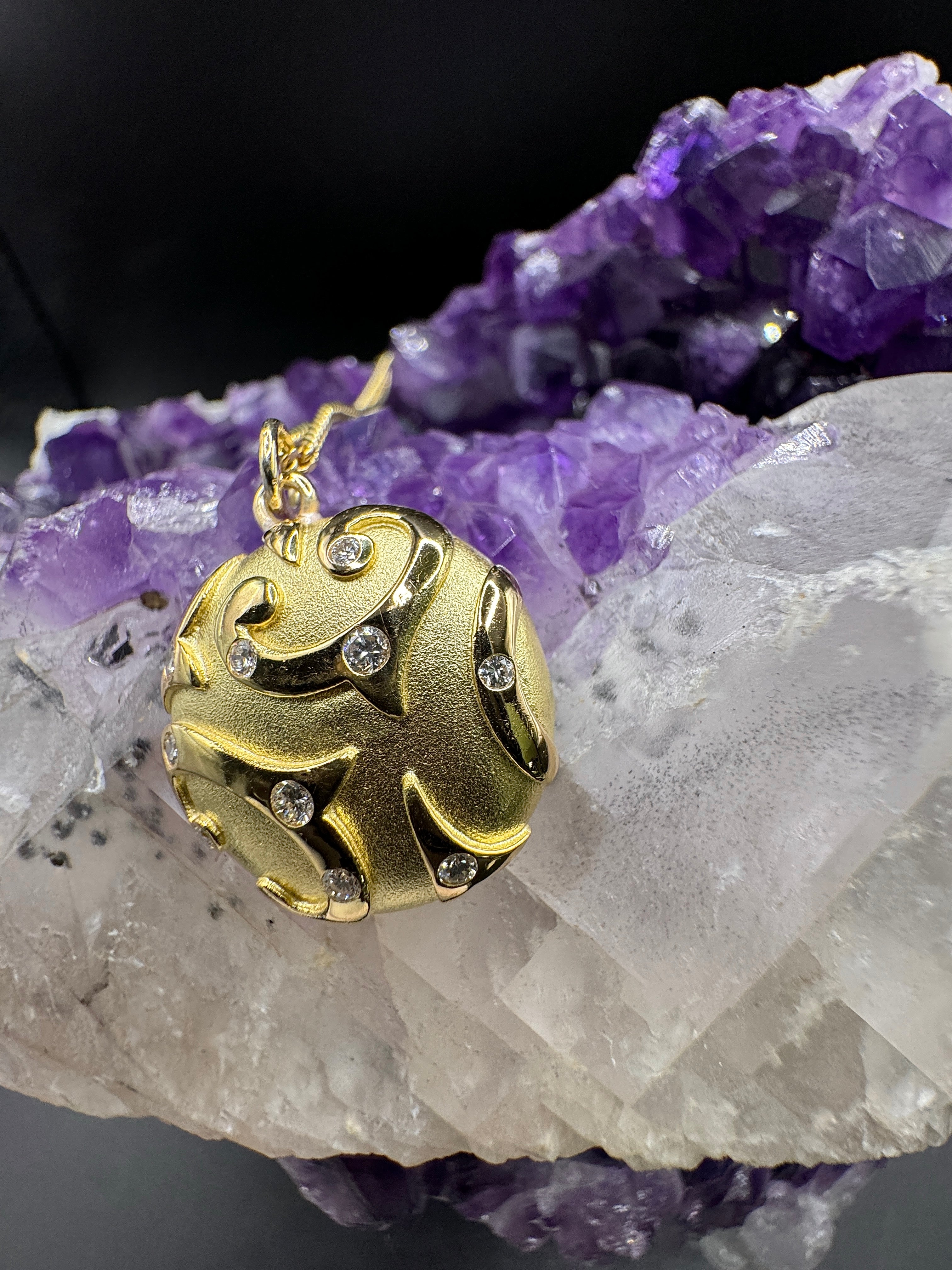 Extravagant pendant in 18k yellow gold with fine brilliant-cut diamonds