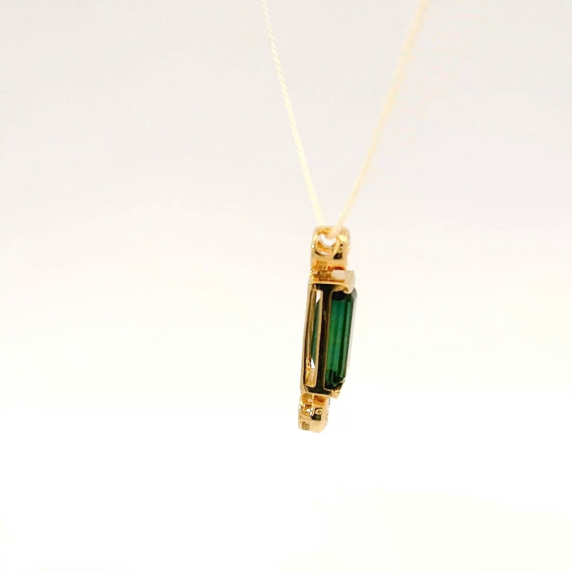 Eleganter Anhänger in 14 Karat Gelbgold mit grünem Turmalin & Brillanten