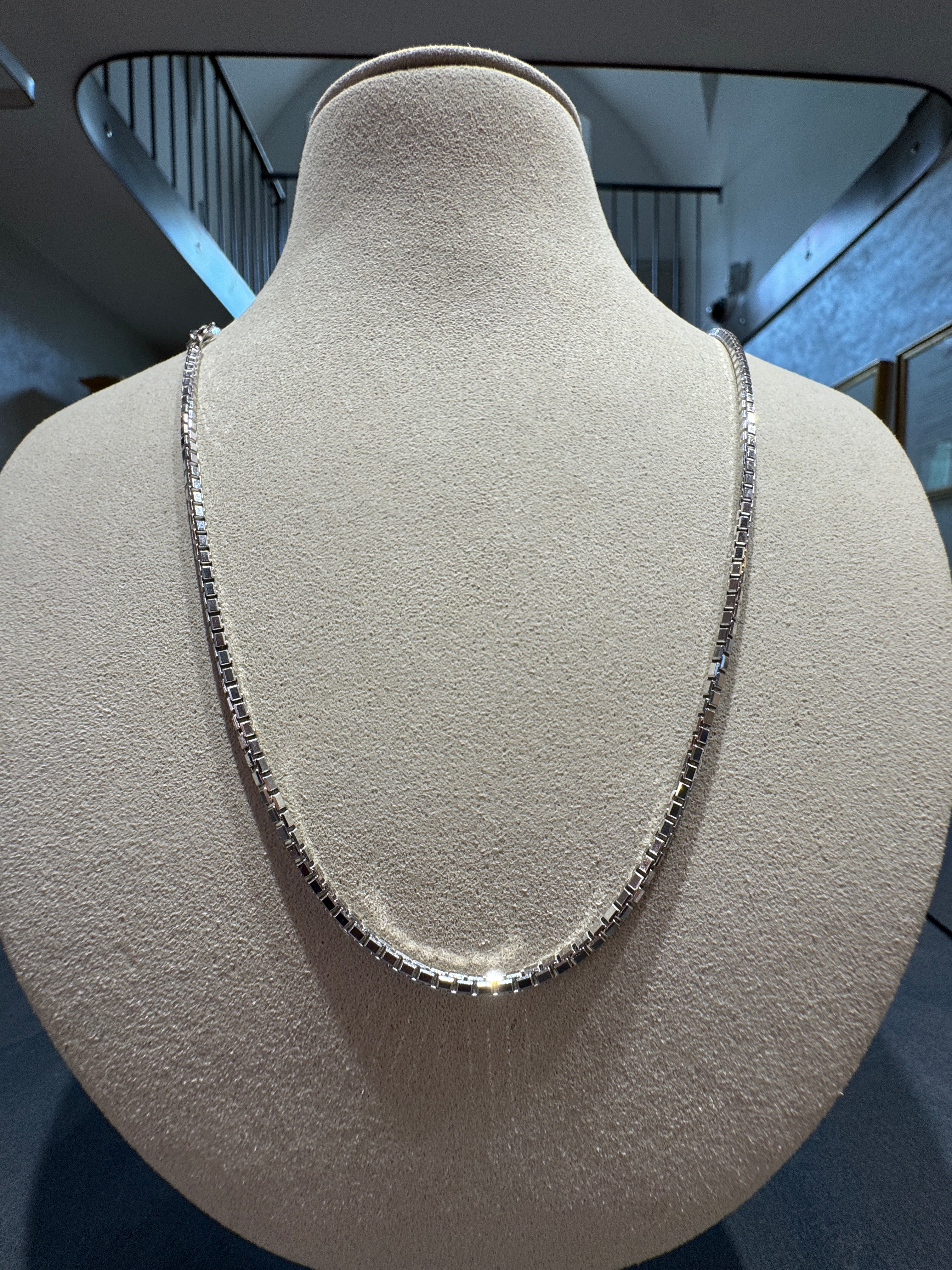 Solid Venetian chain in 14 karat white gold with spring ring clasp