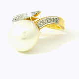 Zeitloser Ring in 14 Karat Gelbgold mit Süßwasserperle und Brillanten