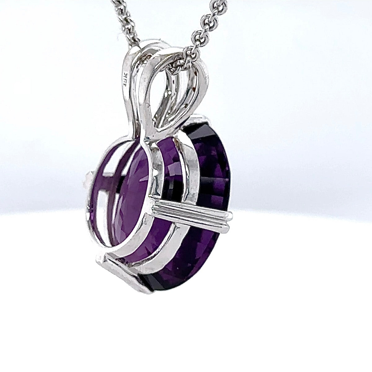 Moderner Edelsteinanhänger in 18 Karat Weißgold mit Amethyst & Brillanten + Kette