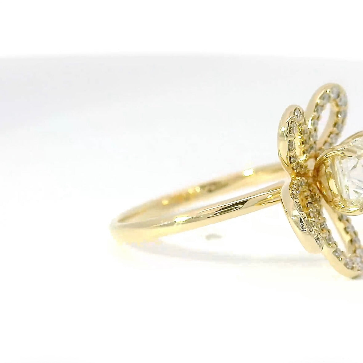 Besonderer Ring in 14 Karat Gelbgold mit Einkaräter & Brillanten