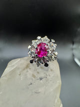 Eleganter Entourage-Ring in 18 Karat Weißgold mit leuchtendem Rubin & Brillanten
